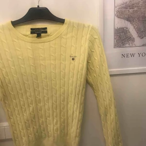  - Tröjan är i mycket bra skick, använd ett fåtal gånger, varför jag säljer den är pgr av att min garderob växer..  