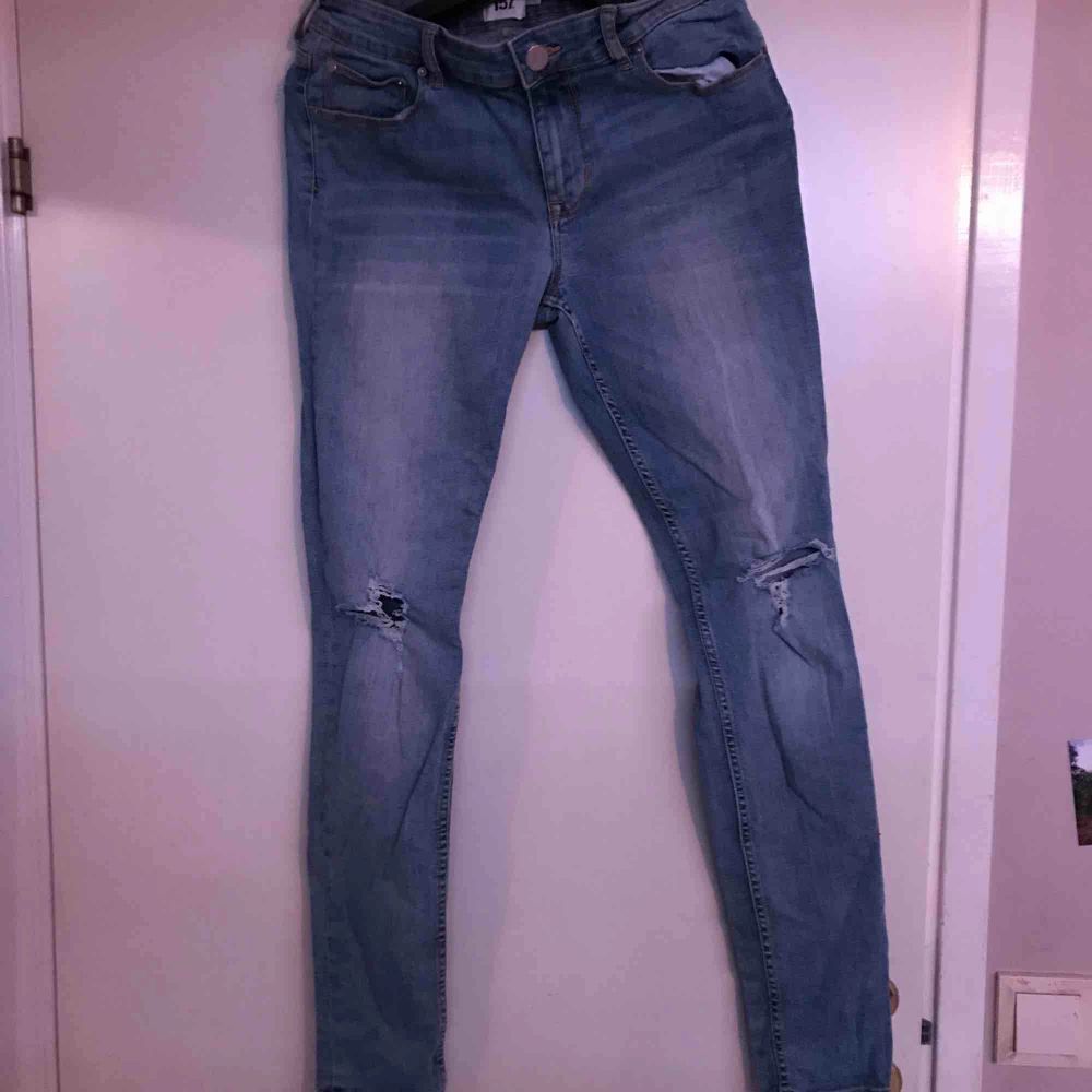 skinny jeans med hål från lager | Plick Second Hand