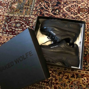 Chunky sneakers  - Ordinarie pris 1900:- Svarta platåskor. Helt oanvända, säljer pga för små