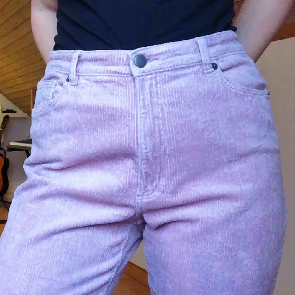 rosa byxor i manchester från Monki. färgen syns bäst på första och tredje bilden. frakten ingår i priset. självklart billigare om man möter upp ✨. Jeans & Byxor.
