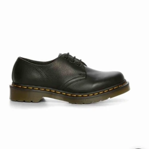  - Säljer mina Dr.martens i mjukt läder, dem är använda väldigt sällan men lite skavda på ena skosnöret men annars i bra skick. Frakt tillkommer, kostar 95 kr