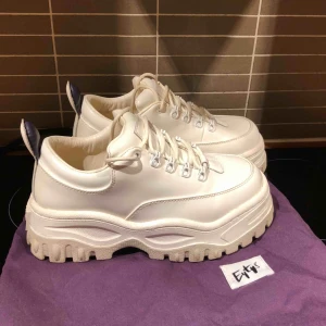  - Säljer mina Eytys Angel Patent skor i storlek 39. Köptes i september och har använts max 5 gånger, därav i väldigt bra skick. Eytys dustbag tillkommer. Köptes för 2800 kronor hos Eytys!  Kom gärna med bud, vid frakt tillkommer summa på 125 kr!  🦋  