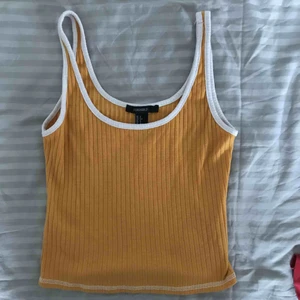  - Senapsgult linne, bra skick, snygg till sommaren. Kund står för frakt