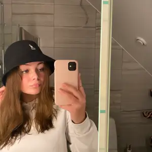 SKIT SNYGG buckethat från kangol, köpt för 700. Säljer då den ej kommer till användning. Aldrig använd, du betalt frakt!