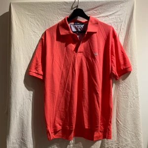 Fred Perry piké  - Rosa piké från fred Perry i fint skick. Tanken var att jag skulle klippa av den till en magtröja men det blev aldrig av och nu har jag tappat intresset för den och därför säljs den. 