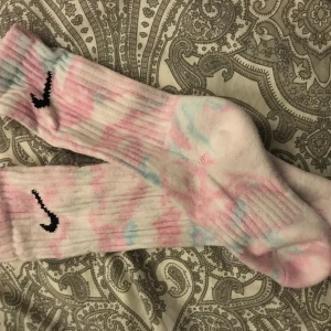 Batik nike sockar - Nike sockar som jag har gjort batik på i somras har inte andvändt dom(alltså oanvända) köparen står för frakt. Om man tycker dom är dyra så kan man få dom grattis om man köper en annan produkt av mig:)