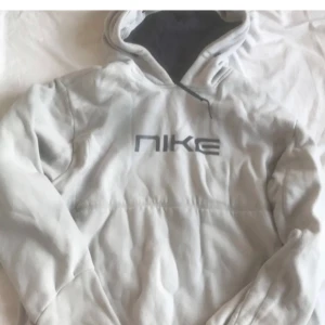 Nike hoodie - Säljer en superfin vit Nike hoodie✨  Köpt här på plick men kommer inte till användning längre✨.                          Storlek M men passar även S/M☺️      Frakten inkl i priset!💖