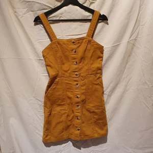 Senapsgul vardagsklänning  - 🌻dags att sälja denna super fina och bekväma klänningen. Kontakta för fler bilder. Frakten ingår i priset 