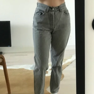 Gråa urtvättade Levis jeans - Levis jeans med extremt fkn passform. Urtvättad grå färg och endast använd 3-5 gånger🦋