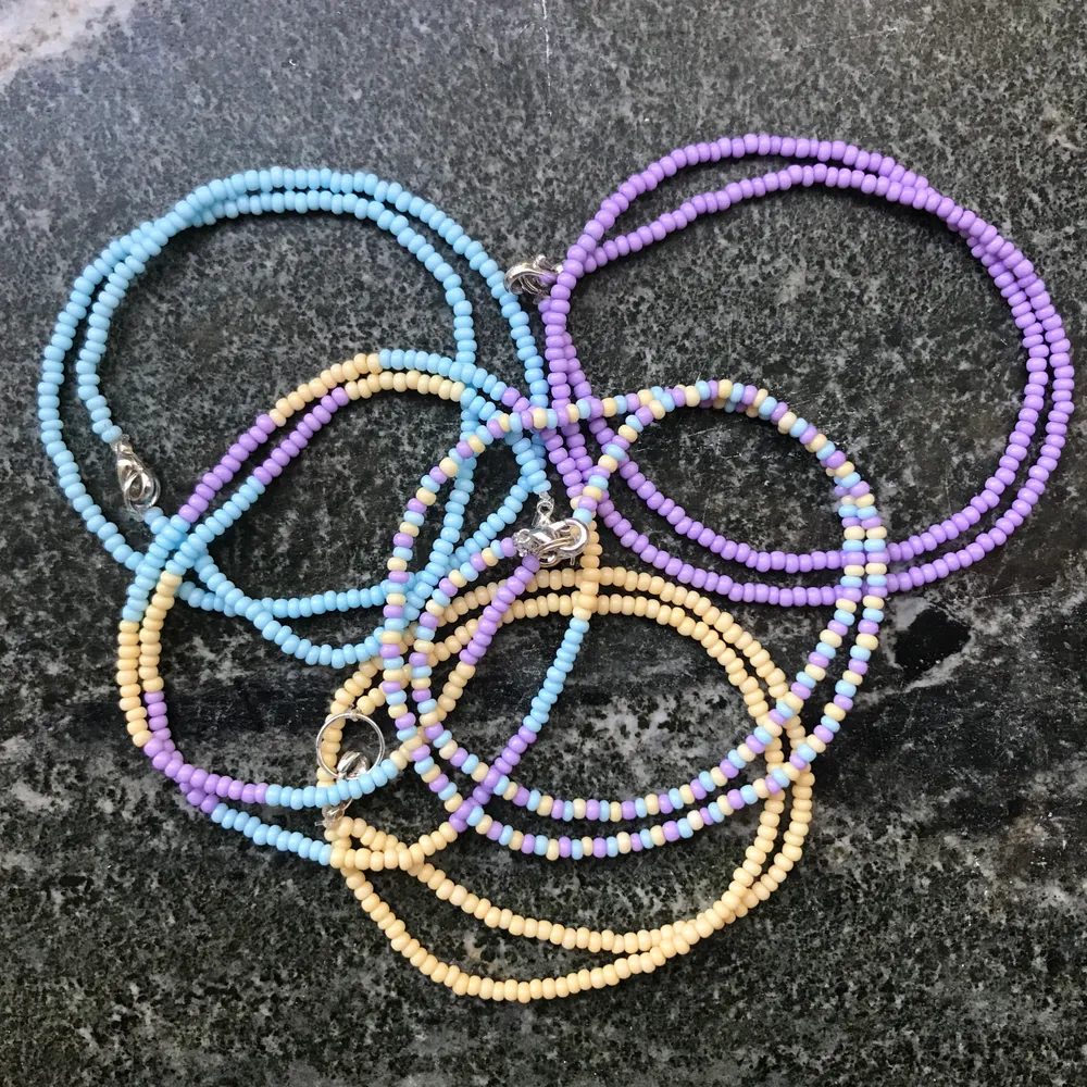 Söta pastellfärgade halsband! Färgerna som finns e gul, blå och lila, och flerfärgade. Du kan även köpa ett med egenönskat mönster! Enfärgat halsband: 40kr, möstrat halsband: 50kr. Frakt på 12kr tillkommer💗. Asusteet.