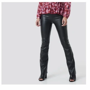 Utsvängda skinnbyxor  - Jätte fina utsvängda skinnbyxor från nakd, endast använda en gång! Säljer då de är lite för små❤️