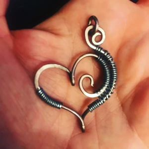 Hängsmycke - Naj- och spoltråd. Handgjort hänge. 