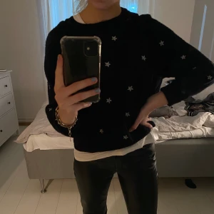 Stickad tröja - Stickad tröja med fint broderade stjärnor på i silver! Verkligen så snygg, lite Zadig inspirerad. Bra skick! 