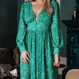 Adoore klänning - Napoli dress green från Petra Tungårdens märke Adoore.se Storlek XL men passar även L & M (En knapp saknas)