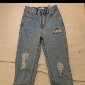 Mom jeans st 32 - Har bara använt 1 gång 
