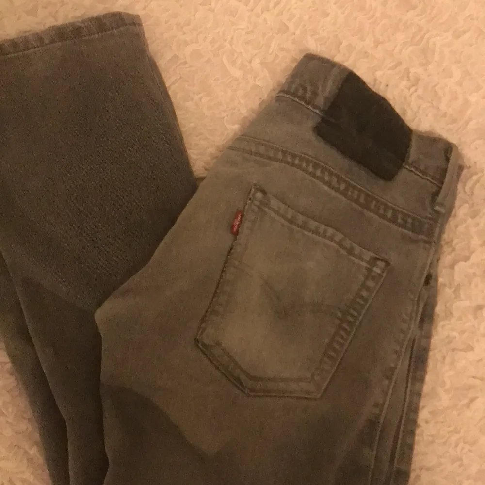 Gråa Levis jeans köpta på second hand. Tror de är i mans modell men sitter ändå fint på mig som vanligtvis är en s (endast att de är lite stora i midjan)!🤎. Jeans & Byxor.