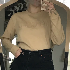 Beigebrun sweatshirt från Monki - Beigebrun sweatshirt från Monki med texten ”Womankind”. Storlek xs men passar även s!