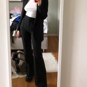Svarta kostymbyxor - Svarta kostymbyxor från hm. Supersköna och en aning stretchiga. Sitter jättefint på. Använda 1 gång. Uppsydda så dom ska sitta bra i längden på mig som är 163cm. Kan mötas eller skicka!❤️