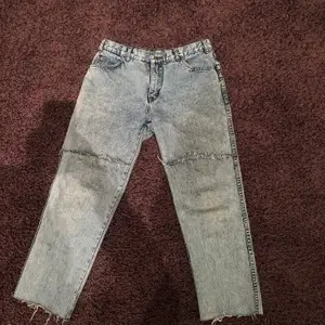 Explorer Oversized jeans med säkerhetsnålar i knäna. Ca 30x30 storlek