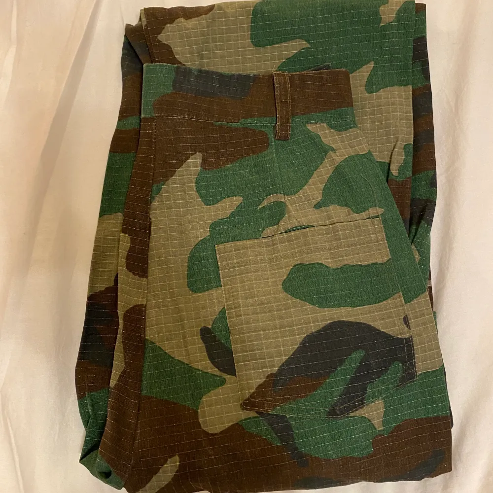 Skit coola cargo pants från Madlady i storlek 34 (XS). Dessa är endast använda en gång och tycker de e sjukt coola men har tyvärr blivit för små :( dessa kan användas ute eller om du ska på fest med tema osv, till vad du vill helt ärligt! Köpt för 500kr 💓💓. Jeans & Byxor.