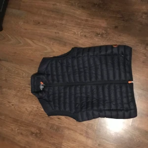 Väst  - Nyskick köpte för 1200 använt typ 5gånger