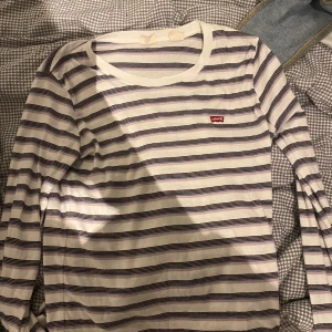 LEVIS RANDIG TRÖJA - Storlek M. Köparen står för frakt 