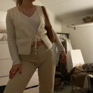 Väst - INTRESSEKOLL på min fina stickade väst som är så speciell och vintage! Älskar den men kommer tyvärr inte till användning! 🤎