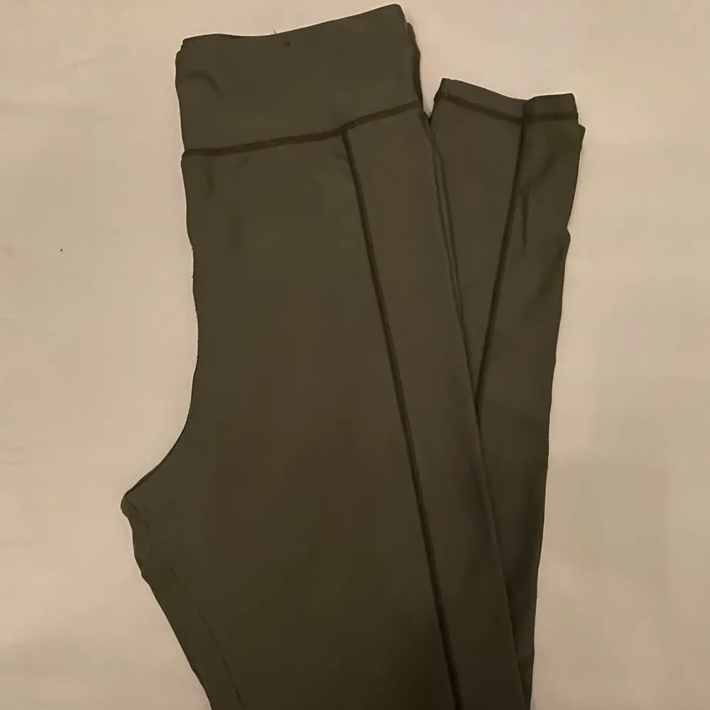 Ett par gröna träning tights från H&M. Köpta för ungefär 2-3 månader sedan. Använt ett par gånger men har tvättats efter varje gång. Sjukt sköna men passar tyvärr inte mig längre. Orginal pris 150. . Jeans & Byxor.