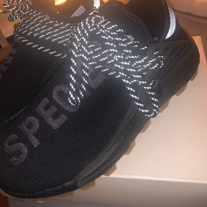Adidas humain race svarta - Säljer min humain race storlek 40 aldrig använda bara testade så dem är i nyskick, nypris 1900, om det är nått annat ni undrar eller om ni vill ha fler bilder är det bara att höra av sig☺️