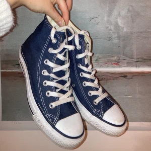 Blå converse  - Säljer dessa sjukt snygga conversen. Använda ett fåtal gånger, som nya! Säljer då de tyvärr är för små för mig. Kontakta mig gärna för frågor eller vidare funderingar🤩💕