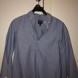 Skjorta med utsvängda ärmar från GANT - Skjorta med utsvängda ärmar från GANT, knappt använd! Vid leverans tillkommer fraktkostnad. 