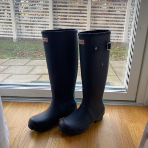 Hunter stövlar stl 36 - Säljer nu ett par Hunter stövlar i storlek 36.  Mörkblåa och ljusblå baksida.  Kan mötas upp i Stockholms området. Vid frakt står köparen för frakten.