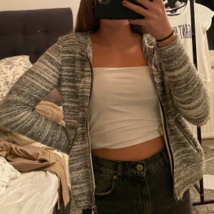 Stickad jacka/kofta - Säljer min snygga stickade jacka/kofta från Gina tricot i storlek S. Den är sparsamt använd och i bra skick :) den passar perfekt alla årstider och är ett snyggt komplement till din outfit