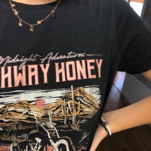 T-shirt - Säljer den här coola T-shirten som endast är använd 2 ggr! 