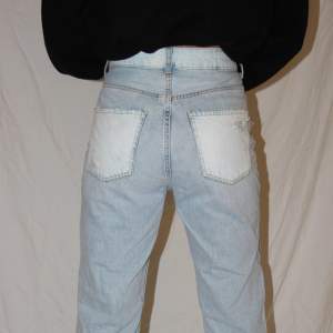 Ljusblåa jeans med hål och blekta fickor✨✨  Modellen är 160 cm. För mer info, kontakta oss på instagram: @restyled.uf 