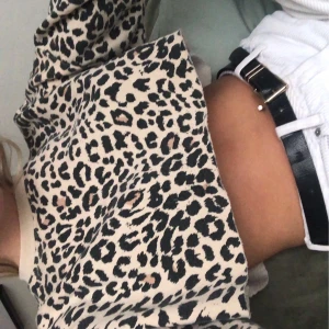 Croppad pull&bear tröja - Har croppat tröjan själv, har använts några gånger me är fortfarande i fint skick 💖