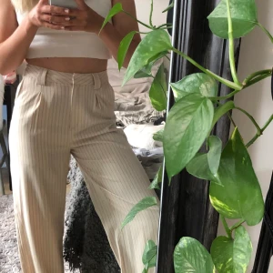 Kostymbyxor - Beiga kostymbyxor från Na-kd, knappt använda