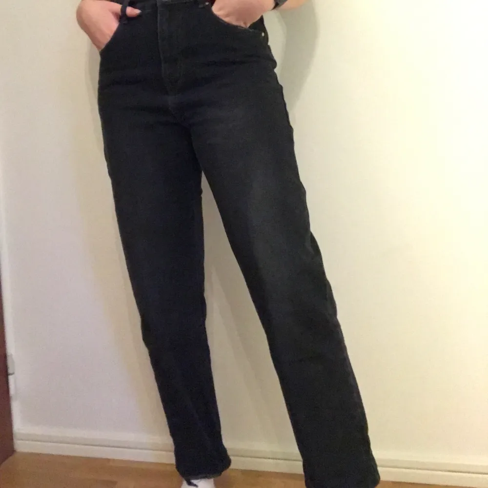 Svarta jeans från Cotton On köpta i USA för ett år sen ungefär. Rak modell i benen med lite slitning längst ner. Säljer eftersom de är lite för stora för mig.. Jeans & Byxor.