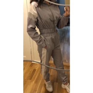 Två delat sett från SHEIN - Märke : SHEIN  Typ : Set  Storlek : xs  Material : 100% polyester. Färg : Grå  Kroppstyp : Kvinna  Skick: begagnade, men använd bara en gång