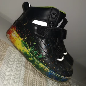 Skor strl 25 - Ett par skor i strl 25, knappt använda men blivit nött framtill, inget som påverkar funktionen. 