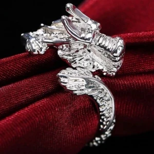 Drakring silver plated  - Denna är 18.2 mm men också justerbar, så den kan töja ut sig samt kan tryckas in så den blir lite tightare. Stämplad 925 