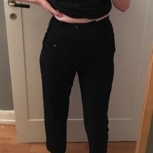 kostymbyxor från HUMANA - byxor i kostym tyg från HUMANA secondhand. använda typ en gång för jag är tyvärr för stor för dem. skulle passa ngn med XS/S då de är väääldigt tajta i midjan och någon som är kortare än mig (168cm) för att de ska va långa nog i benen. dm eller kommentarer vid intresse! 