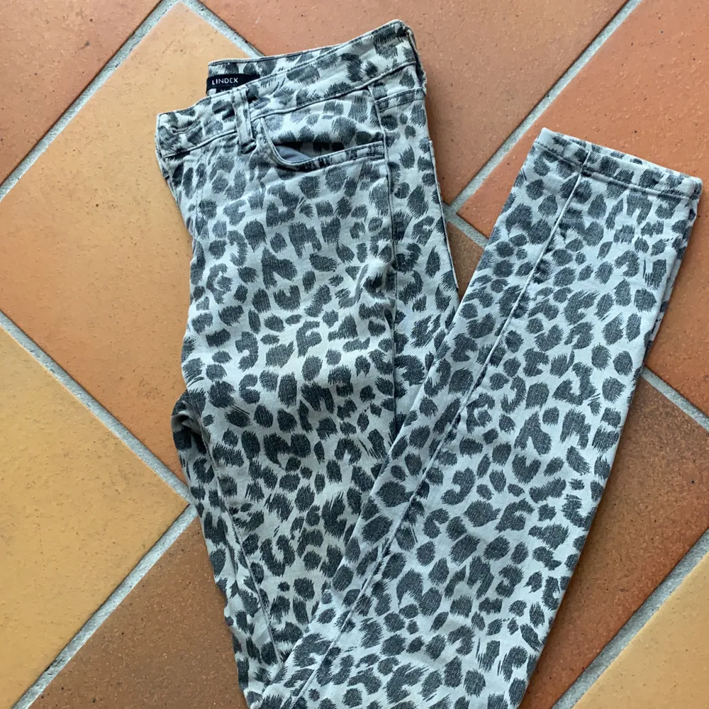 Tighta ljusgråa leopard jeans, från Lindex! Sitter som en smäck på mig som är 36/38. Stretchiga.. Jeans & Byxor.