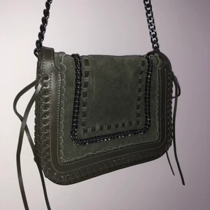Militärgrön väska från Zara - Militärgrön overshoulder väska från Zara. Gott skick. Säljer då den aldrig kommer till användning. Hör av dig om du vill ha fler bilder!