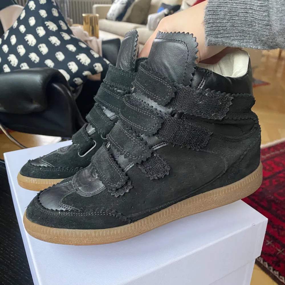 Så snygga skor från Isabel Marant! Slutsåld modell med lägre klack än de vanliga och ”ziczac” kardborreband. Ser mer ut som vanliga höga sneakers. Köptes 2019, mycket fint skick! allt medföljer!💕. Skor.