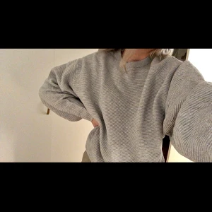 Tröja från Carin Wester - Oversized ribbad ljusgrå tröja från Carin Wester, perfekt till vinter säljer för 100 kr + frakt 💕