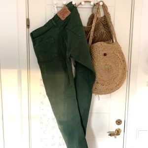 Levis 501 - Vintage Levis 501 i skogsgrön färg. Bra skick, inga defekter! Frakt tillkommer 