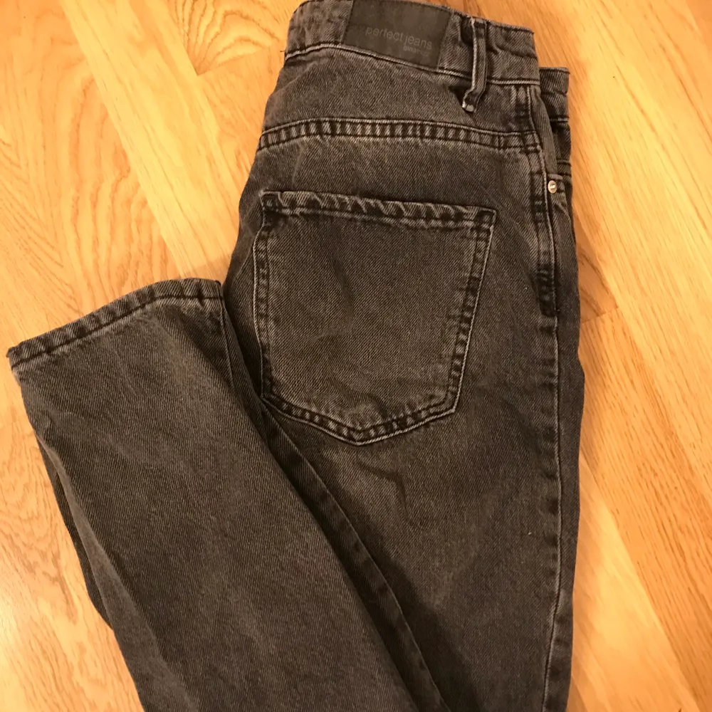 Mom jeans från Gina tricot, knappt använda så skicket är bra nöstan som nya. Grå-svart färg vilket är skitnajs 😋 skriv för fler bilder men dom är jätte små för mig så kan inte skicka bild på tyvärr 🥺💜. Jeans & Byxor.