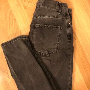Mom jeans från Gina tricot, knappt använda så skicket är bra nöstan som nya. Grå-svart färg vilket är skitnajs 😋 skriv för fler bilder men dom är jätte små för mig så kan inte skicka bild på tyvärr 🥺💜