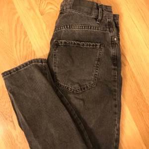 Gina jeans - Mom jeans från Gina tricot, knappt använda så skicket är bra nöstan som nya. Grå-svart färg vilket är skitnajs 😋 skriv för fler bilder men dom är jätte små för mig så kan inte skicka bild på tyvärr 🥺💜